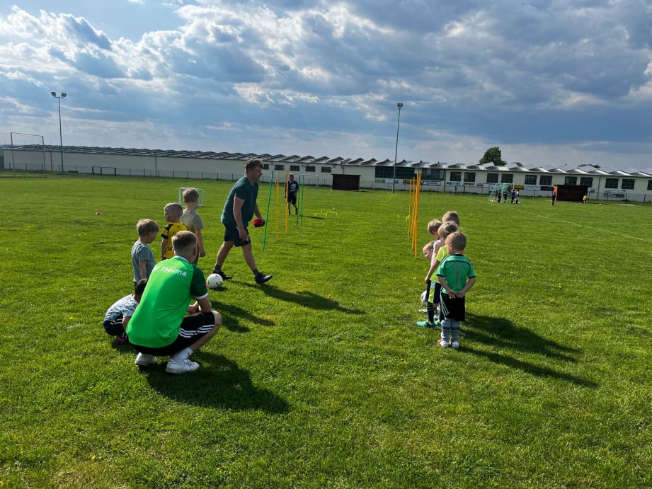 Ein Fußballfeld mit acht Spielern und einem Torhüter