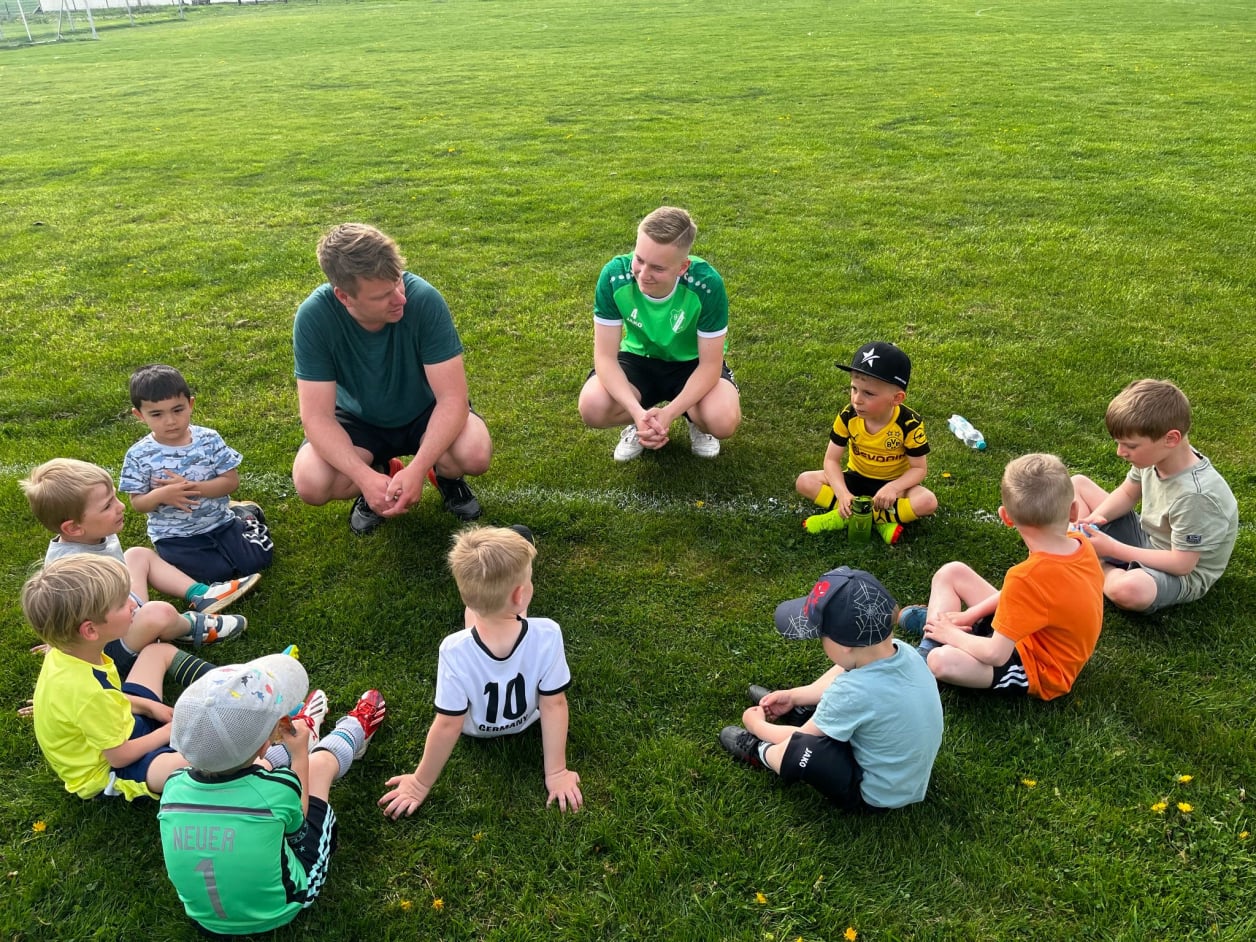 Unsere Bambinis bei der ersten Strategie-Besprechung mit Trainer im Sitzkreis