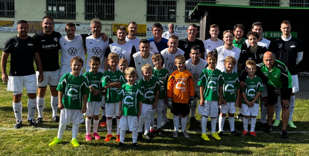 Ein Fußballspieler hat den Fußball unter Kontrolle