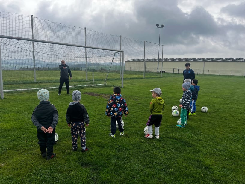 Mannschaftsfoto unserer Bambinis, vor einem Tor  | Mit Klick auf das Bild gelangt man zu mehr Infos zur Mannschaft
