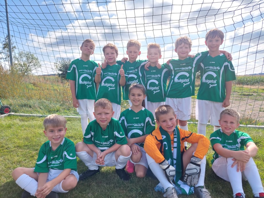 Das Fußballteam in Gruppenumarmung