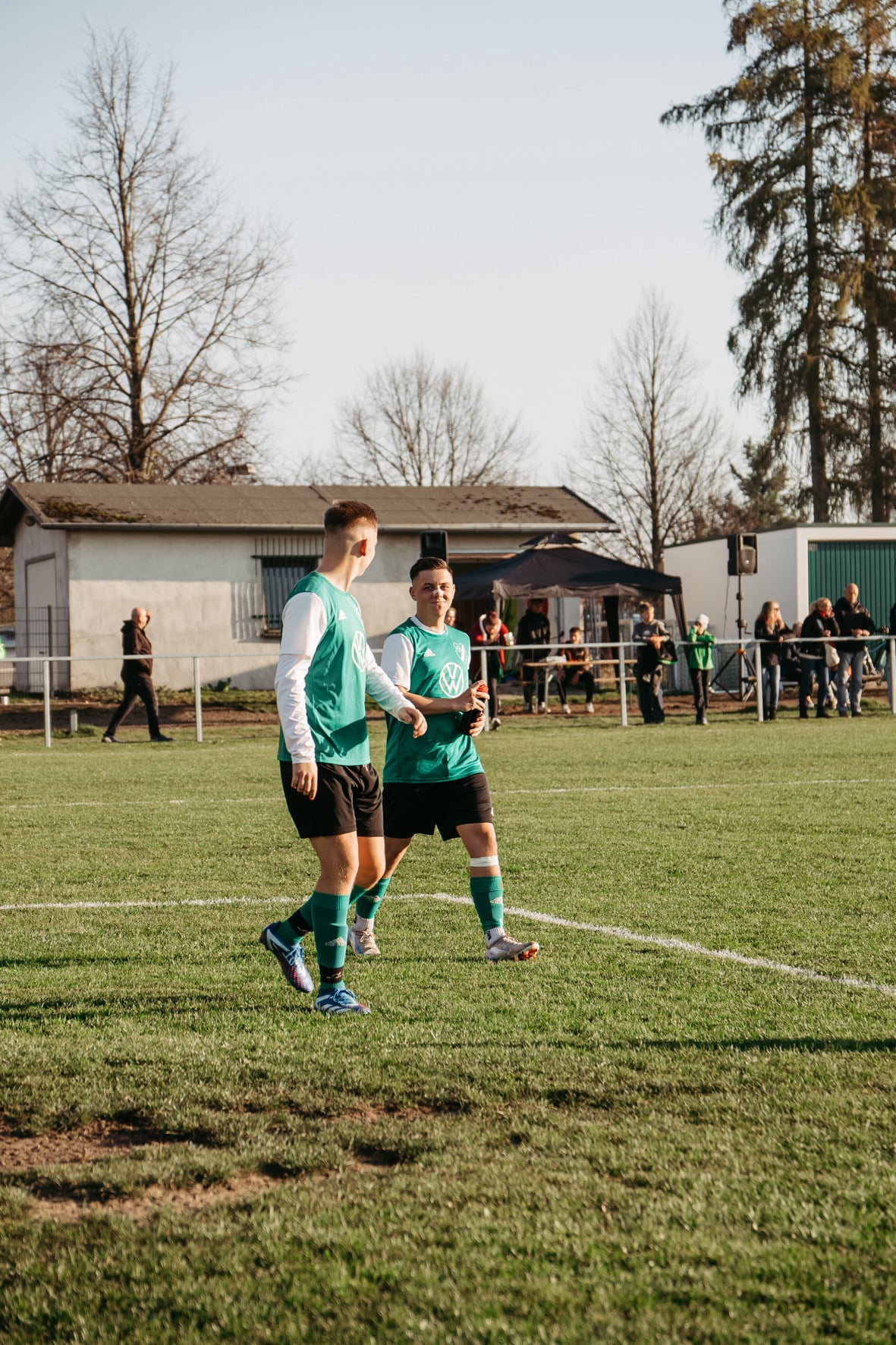 Ein laufendes Fußballspiel, ein Fußballer macht gerade Kopfball in Richtung eines Tors