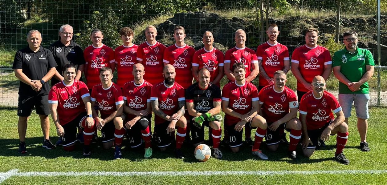 1. Mannschaft SV Theuma Hintere Reihe (von links):  René Dunkel Bjarne Ebert Nils Schumann Mario Rössel  Mittlere Reihe (von links): Marcus Pippig (TR) Björn Rank Paul Neubert Dustin Michel Max Büttner Mike Seifert (ML)  Vordere Reihe (von links): Domenik Ölhorn Dominik Hüttner Nadi El Molla Luca Jung Kevin Hüttner Martin Schlick Fritz Kempin Thomas Winkelmann Christian Rondthaler  Es fehlt: Karl Wimmer