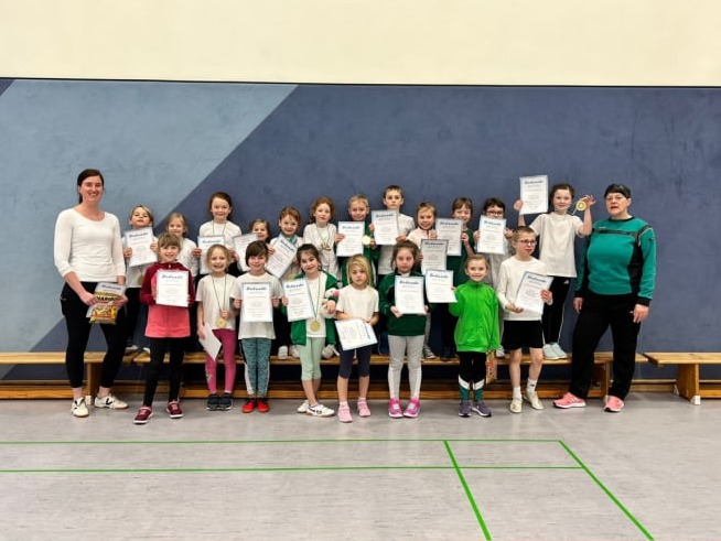 Gruppenfoto unserer Einsteiger-Leichtathleten mit ihren Urkunden in der Hand, links und rechts Trainerinnen Anja und Cindy