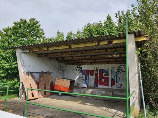 "Waldtribüne" - eine recht heruntergekommene, massiv gebaute Unterstelltribüne mit Grafiti und einer Menge Gerümpel